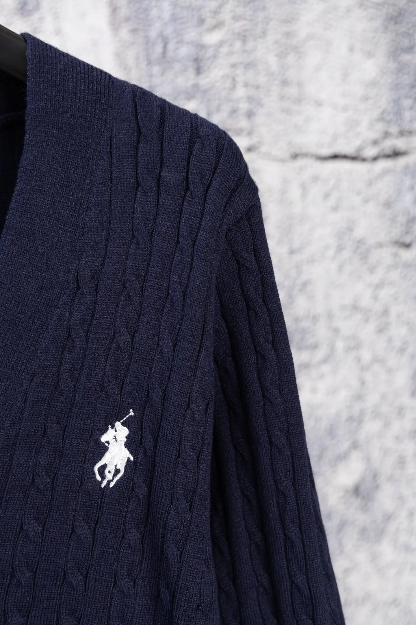 P190 Ralph Lauren Classic V-neck Solid Color Pony Embroidered Logo Knitted Cardigan Long Sleeve Ralph Lauren Classic Basic Versatile Twist Knitted Cardigan Long Sleeve Main supply platform live broadcast Wholesale entity Replenish when out of stock Not removed from the shelves Quality 1:1 patterning Complete three standards Correct version of pony logo Imported quality cotton yarn Focus on high-end Cost-effective Good quality Needless to say Zhao Lusi's same style is really amazing, so sweet I'm so beautiful. This cardigan is really good-looking. It's simple and easy to wear. It's a must-have for goddess ootd. Good-looking clothes are never picky. A must-have in the wardrobe of goddesses. Size: S-XL. Color: Navy blue, red, khaki, dark gray.